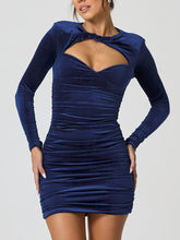 Hochgeschlossenes, langärmliges, figurbetontes Kleid mit Mini-Pagodenärmeln